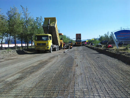 中鐵二十一局集團(tuán)一公司阿拉山口市友好路改建工程公路水穩(wěn)層開(kāi)始攤鋪
