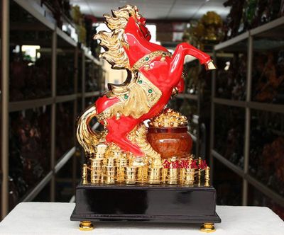 樹脂鍍金馬到成功 聚財寶馬擺件的藝術(shù)與寓意
